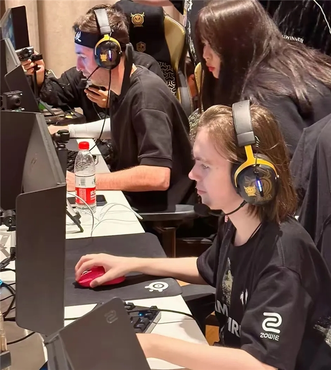 小吕布队伍安全！ Keria 露露单杀 Kingen Oner 并获得三杀， T1 横扫 Nongshim RedForce