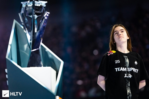 Doinb ： 这不是Noxian的表演， Lwx 至少在他迟到时可以联系，但Noxian就消失了。